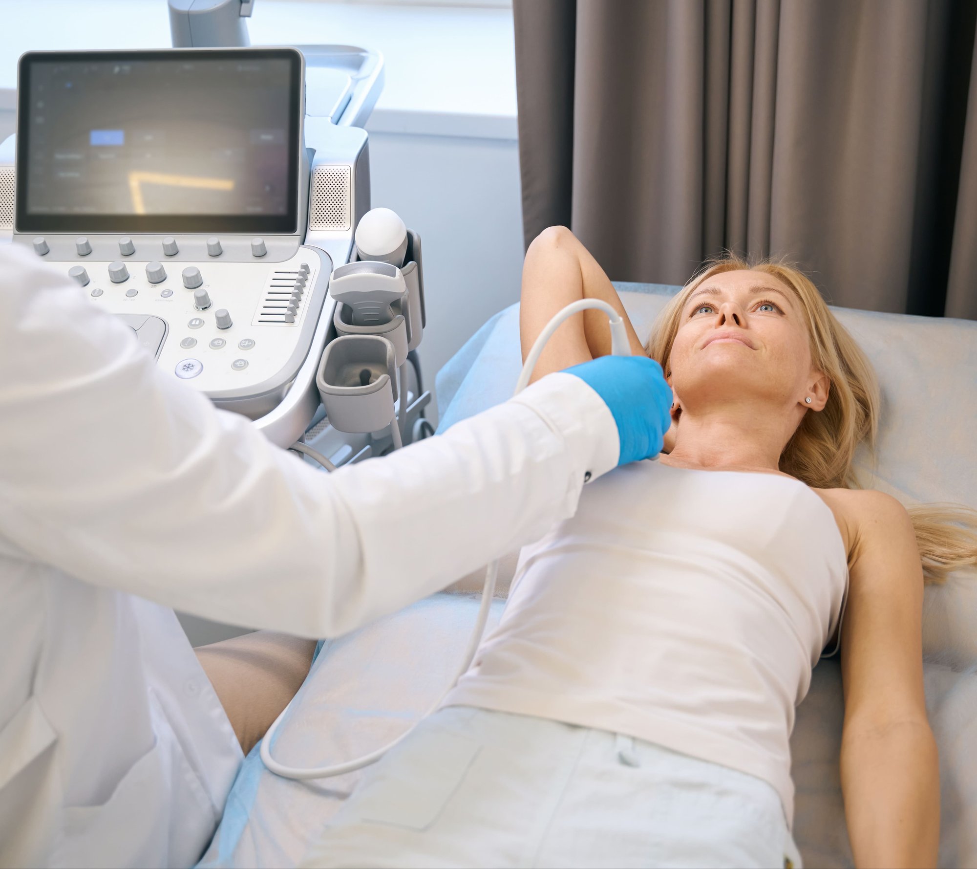 Lady getting her breast examined by doctor in hospital _797071322-min-1